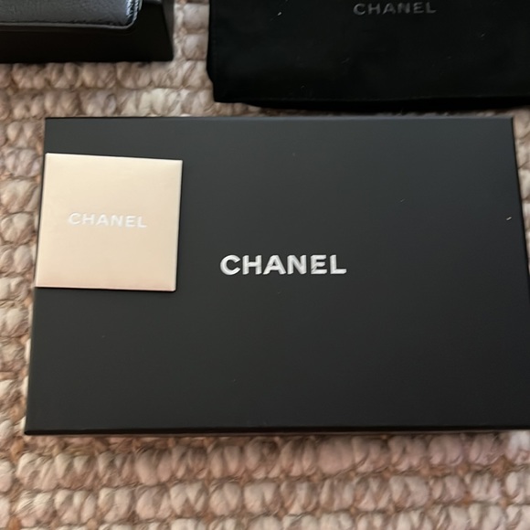 Gorgeous CHANEL black caviar wallet- practically new - Picture 3 of 6